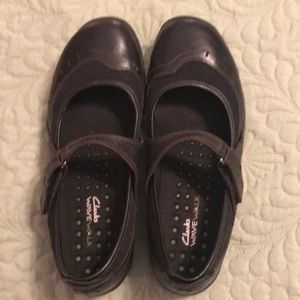 Clarks Wave Walk black shoes.